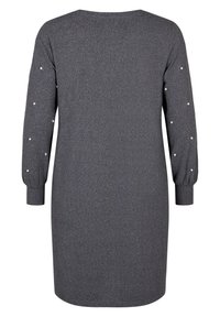 Graues Kleid mit langen Ärmeln, aus strukturiertem Stoff und Perlenakzenten an den Ärmeln. Schlichter runder Ausschnitt und lockere Passform.