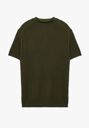 Pull à manches courtes de couleur vert olive avec une texture côtelée, un col arrondi et un ourlet ouvert ; il présente des détails de couture aux épaules et une coupe décontractée.