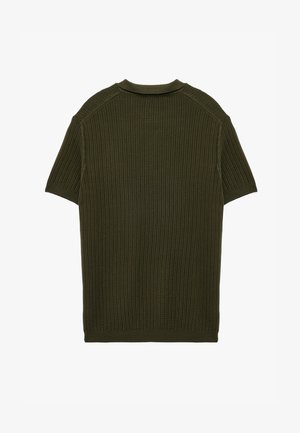 Pull à manches courtes de couleur vert olive avec une texture côtelée, un col arrondi et un ourlet ouvert ; il présente des détails de couture aux épaules et une coupe décontractée.