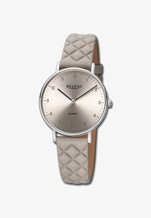 Montre à quartz avec un cadran métallique argenté, un bracelet en cuir matelassé gris et des index horaires simples. Elle possède un boîtier en métal argenté et une couronne.