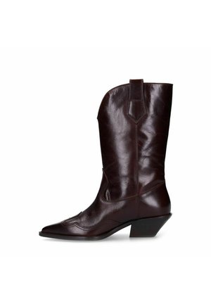 Donkerbruine leren cowboylaars tot halverwege de kuit met een spits toelopende neus, een schuin lage hak en decoratieve stiksels op het gladde leer.