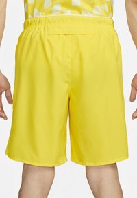 Nike Performance Urheilushortsit - yellow