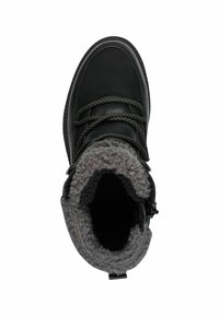 Schwarze Winterstiefel mit einem Suede-Obermaterial, strukturiertem grauen Fleece-Futter, robusten Schnürsenkeln und einer Gummisohle für besseren Halt.