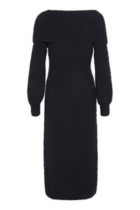 Abito nero in maglia, off-the-shoulder, con maniche lunghe, corpetto aderente e silhouette dritta. Texture morbida con un design semplice ed elegante.