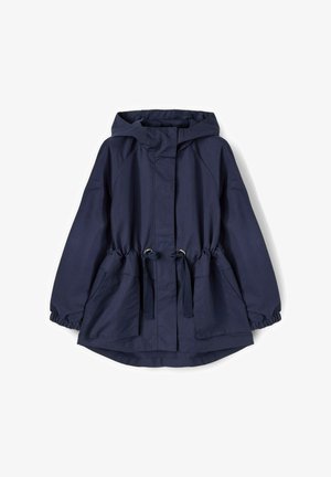 Laivastonsininen hupullinen takki, jossa on joustavat hihansuut, säädettävät vyötärön nyöritykset, etutaskut ja etuläpän peittämä vetoketju.