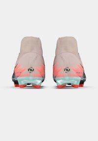 Ζευγάρι ψηλών ποδοσφαιρικών παπουτσιών με μπεζ, κοραλί και τουρκίζ χρώματα, φαίν�εται από πίσω, δείχνοντας τις τάπες και τα λογότυπα.