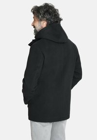 Abrigo de lana negro con capucha, que presenta una textura suave y un ajuste entallado. El abrigo tiene bolsillos laterales y un diseño limpio y minimalista.