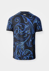 Sort kortærmet skjorte med lyseblå hvirvlende bladmønstre og en lille "Argentina"-logo nær halsudskæringen bagpå.