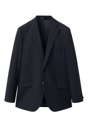Tmavomodrý pánsky sako na mieru s dvoma prednými vreckami s chlopňami, jedným náprsným vreckom a zapínaním na dva gombíky.