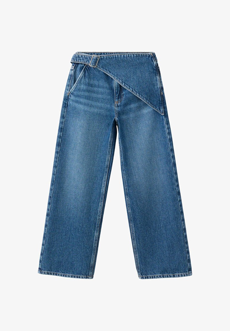 Jean large bleu en denim avec une ceinture asymétrique enroulante et des coutures traditionnelles aux poches et aux coutures.