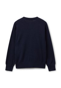 Tmavě námořnický modrý pletený svetr s dlouhým rukávem, žebrovanými manžetami, lemem a kulatým výstřihem, zobrazený zezadu na bílém pozadí.