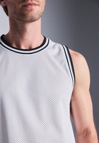 Pier One Sport MESH BASKETBALL VEST WITH CONTRAST PIPING - Top - off-white