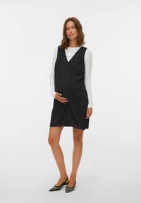 Pilkas be rankovių suknelė su V formos kaklu, pagaminta iš tekstūruoto audinio. Užsidėta ant baltos ilgomis rankovėmis palaidinės, derinama su juodais ir baltais raštuotais bateliais.