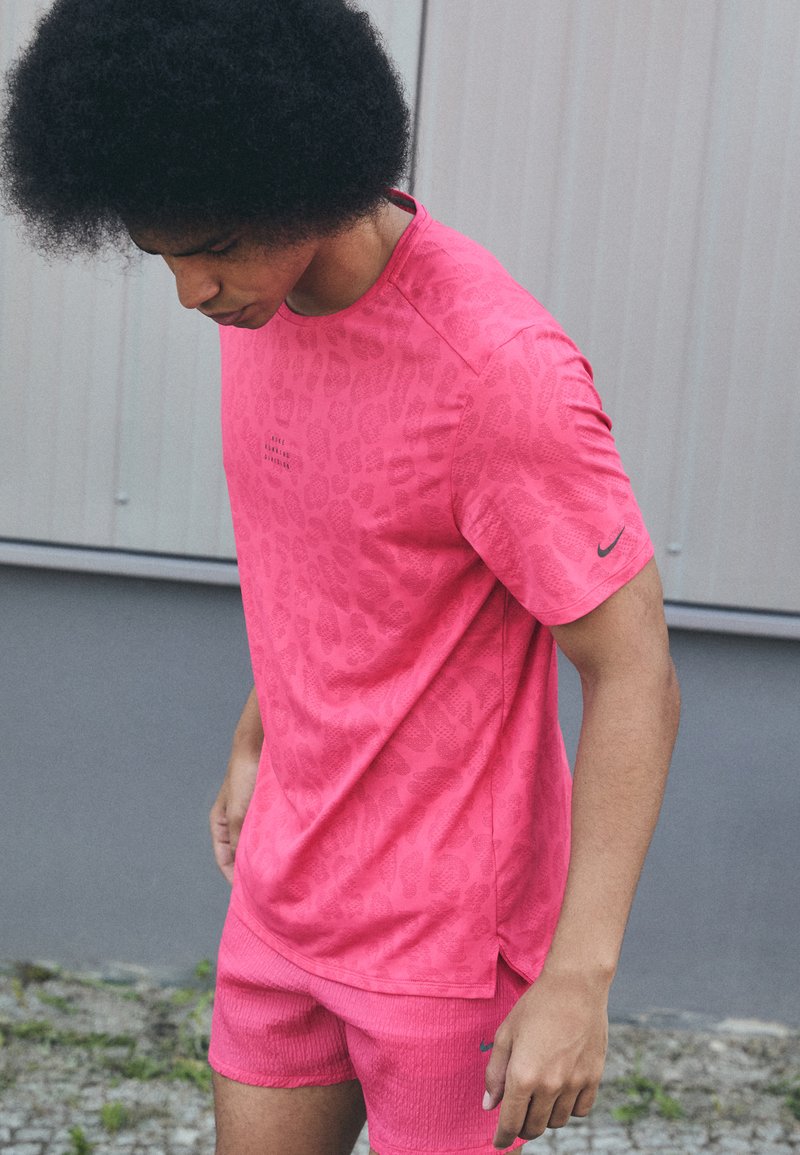Nike Performance RISE RUN - Sports T-shirt - aster pink