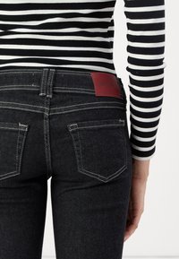 BDG Urban Outfitters BROOKE - Šiek tiek platėjantys apačioje džinsai - black