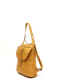 Žltý kožený batoh s klopovým uzáverom, nastaviteľným popruhom, zipsovou kapsou na vrchu a detailom na pracku na prednej strane. Hladká textúra.