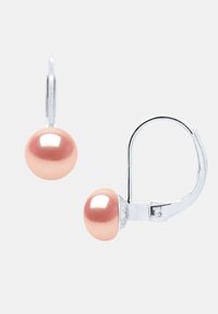 Boucles d'oreilles en nacre rose, avec une finition lisse et brillante. Le matériel en argent avec fermeture à levier sécurise le design, mettant en valeur la forme ronde de la perle.