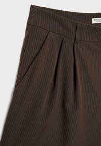 Falda plisada marrón oscuro con finas rayas verticales, que presenta una textura suave de tela y una cinturilla entallada.