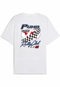Biała koszulka z kolorową grafiką z tekstem "PUMA" i "INTERNATIONAL RALLY CLUB", mapą świata oraz wzorem w szachownicę.