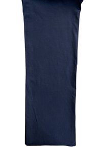 Tessuto di cotone leggero di colore blu navy piegato in piano. Texture liscia senza motivi o accenti visibili. Forma rettangolare semplice.