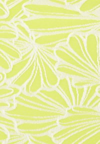 Helle gelbe Stoff mit einem weißen Blumenmuster, das strukturierte Linien und glatte Oberflächen aufweist und ein markantes, geschichtetes Erscheinungsbild bietet.