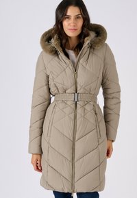 Beige gewatteerde jas met een doorgestikt ontwerp, capuchon met bontvoering, taille met ceintuur en een rits aan de voorkant. Voorzien van zijzakken en lange mouwen.