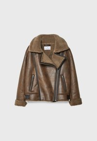 Veste aviateur en simili cuir marron avec col, poignets et doublure intérieure en shearling, dotée d'une fermeture éclair asymétrique et de poches zippées.