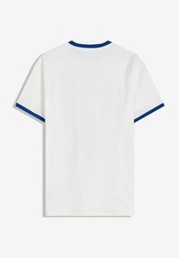 Bela majica s kratkimi rokavi z modrim rebrastim ovratnikom in rokavniki. Narejena iz mehke tkanine, z značilnim krojem in kratkimi rokavi.