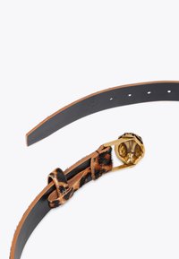 Cintura in pelle con texture a stampa leopardata e fibbia in tonalità oro. Presenta un rivestimento interno nero e fori di regolazione lungo la cintura.