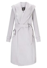 Manteau long gris clair avec large col, taille cintrée avec ceinture, poches à rabat boutonnées et manches avec poignets.