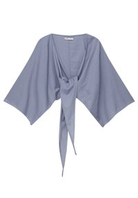 Haut bleu clair à coupe ample avec manches larges et nœud devant, en tissu doux et léger.