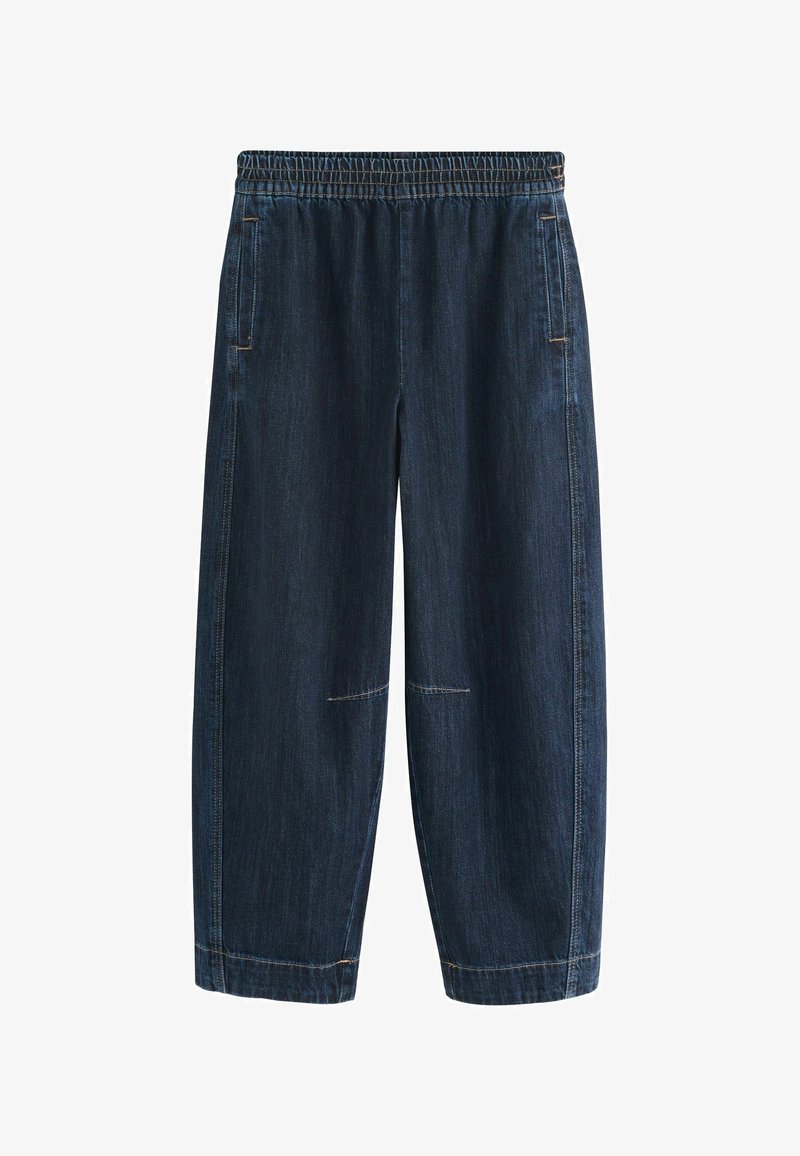 Tmavomodré rifľové nohavice s elastickým pásom a rovnými nohavicami, s bočnými vreckami a viditeľnými švami na kolenách a okrajoch.