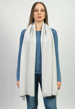 Écharpe gris clair en tissu doux, drapée élégamment autour du cou. Présente des bords nets et une texture lisse.