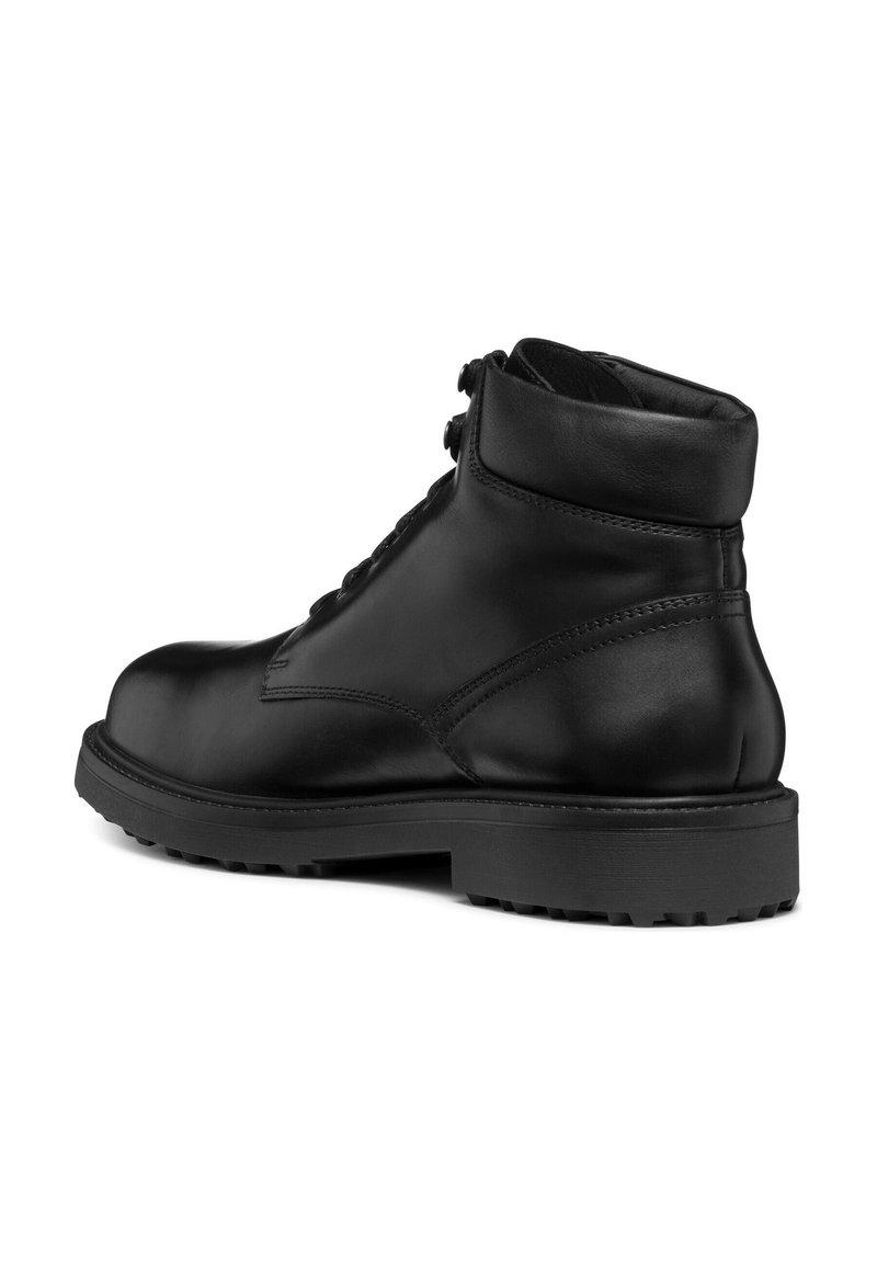Schwarze Lederstiefelette mit glatter Oberfläche, Schnürdesign, gepolstertem Kragen und robuster Sohle für Traktion. Minimalistische Nahtdetails.
