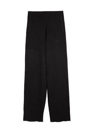 Czarne spodnie o szerokich nogawkach z gładką teksturą, z bocznymi kieszeniami i prążkowanym paskiem w talii dla komfortu. Brak widocznych wzorów lub akcentów.