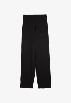 Czarne spodnie o szerokich nogawkach z gładką teksturą, z bocznymi kieszeniami i prążkowanym paskiem w talii dla komfortu. Brak widocznych wzorów lub akcentów.
