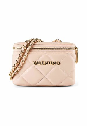 Borsa rettangolare beige trapuntata Valentino con tracolla a catena dorata e chiusura con cerniera, logo Valentino in lettere dorate sul davanti.