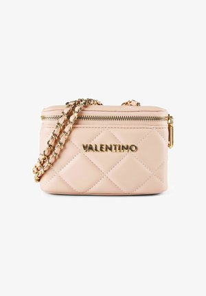 Bolso rectangular beige acolchado de Valentino con cadena dorada y cierre de cremallera, logo de Valentino en letras doradas en el frente.