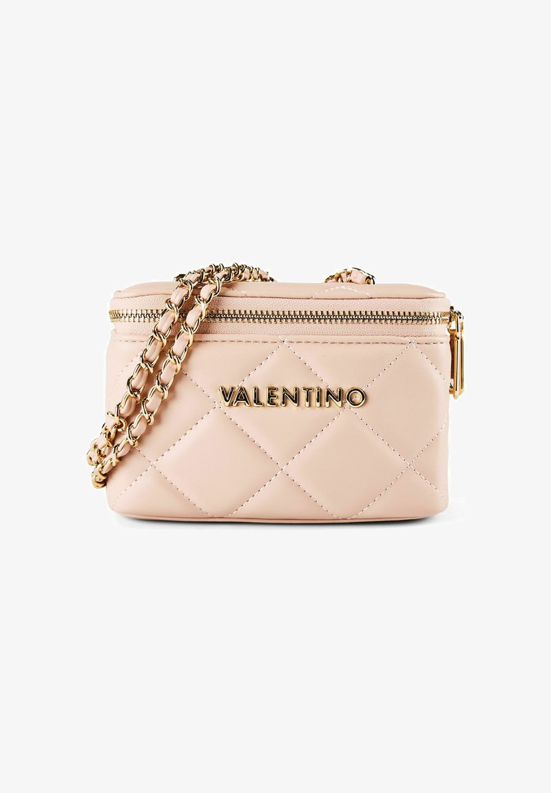 Pochette rectangulaire beige matelassée Valentino avec bandoulière chaîne dorée et fermeture éclair, logo Valentino en lettres dorées sur le devant.