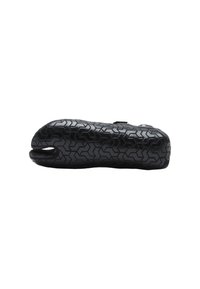 Suela de zapato de ciclismo negra con patrón de agarre geométrico texturizado y diseño de dedo dividido para un mejor control del pedal.