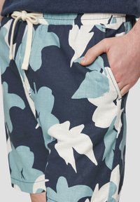 Blauwe en witte bloemenpatroon shorts van lichtgewicht stof met een elastische tailleband, verstelbare koord en zijzakken.