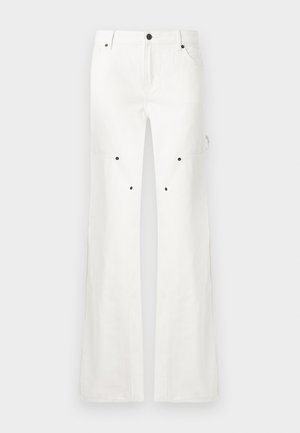 Λευκό παντελόνι με ίσια γραμμή, κουμπί και φερμουάρ κλείσιμο, θηλιές για ζώνη και πολλαπλούς μαύρους τανάλια στην μπροστινή περιοχή του μηρού.