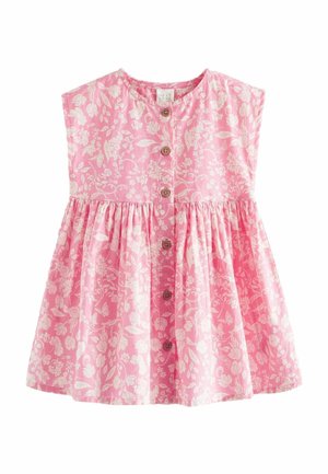 Robe florale rose avec un design à étages, col rond et boutons marron sur le devant. Confectionnée dans un tissu léger avec une finition texturée.