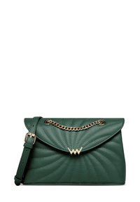 Zelená prošívaná kabelka z ekologické kůže s zakřiveným klopou, zlatým řetízkovým uchem a embosovaným logem uprostřed. Součástí je nastavitelný popruh.