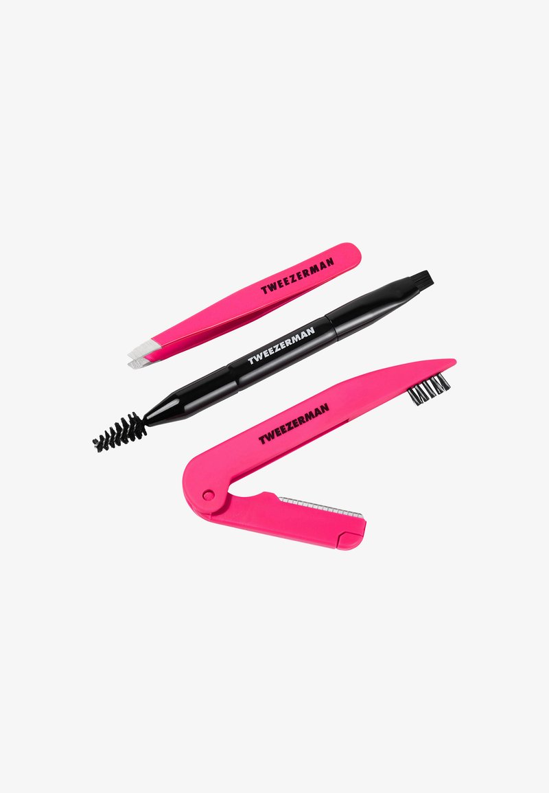 Pince à épiler rose vif, brosse à sourcils noire double embout et rasoir pliable rose pour sourcils, tous estampillés "Tweezerman" sur fond blanc.