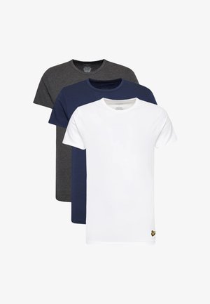 Tre magliette in nero, blu navy e bianco, ciascuna con maniche corte, scollatura tonda e un piccolo logo giallo sulla maglietta bianca.