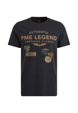 Mornarska majica iz bombaža, ki vsebuje kremne in zelene grafične tiskane slike značk in besedila "PME Legend" ter "American Classic."
