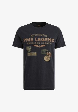 Marineblå t-shirt lavet af bomuld, med cremefarvede og grønne grafiske tryk af badges og tekst for "PME Legend" og "American Classic."