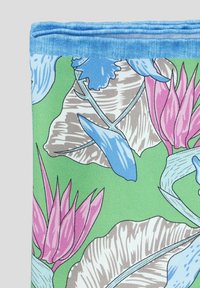 Wzorzysty materiał z dużymi różowymi i niebieskimi kwiatami na zielonym tle, z niebieskimi i szarymi liśćmi; gładka faktura i żywe kolory.