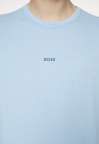 BOSS TOKKS - Basic póló - open blue
